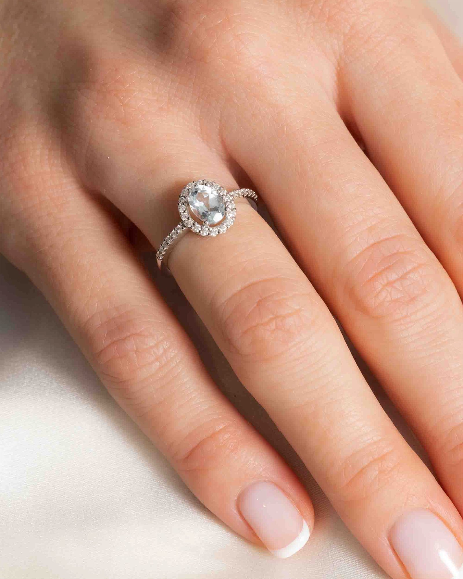 Hvitt gull ring med akvamarin og diamanter