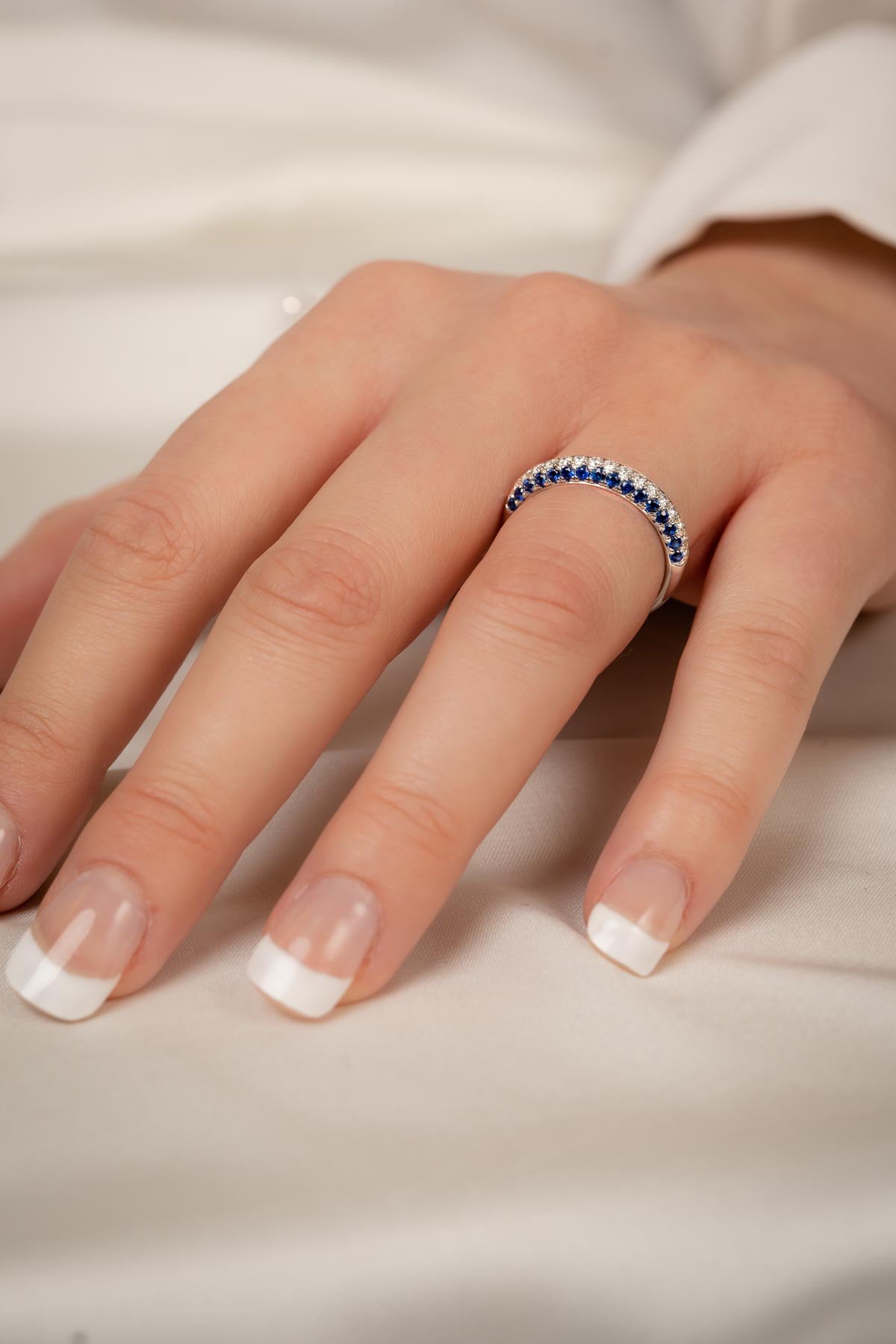 Hvitt gull ring med safir og diamanter