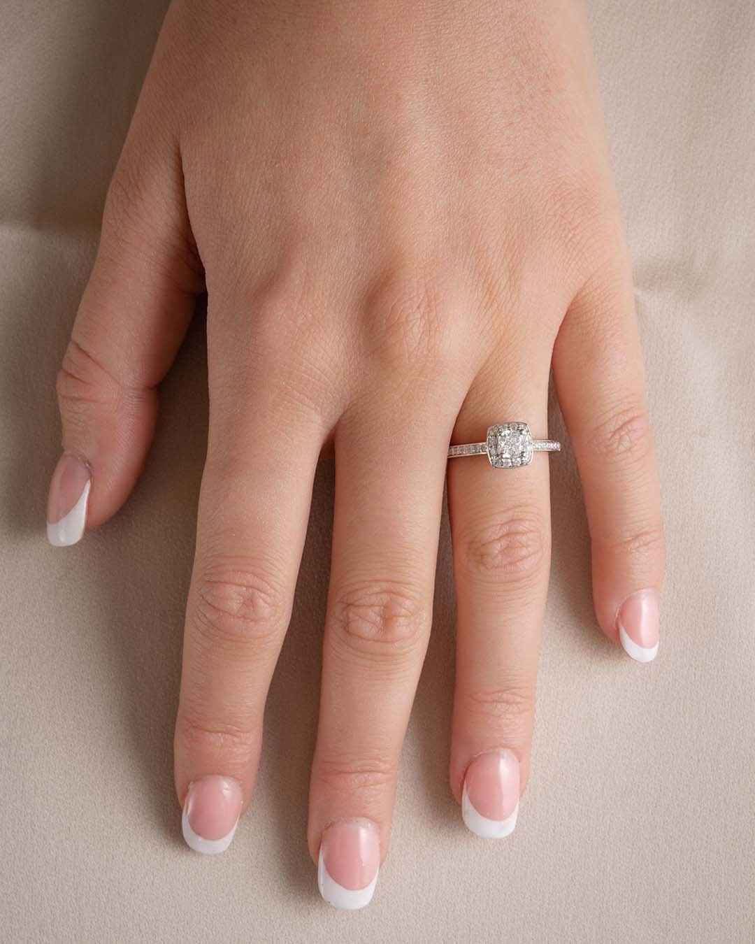 Bridal Eternity diamantring i hvitt gull cushion 0,80 ct